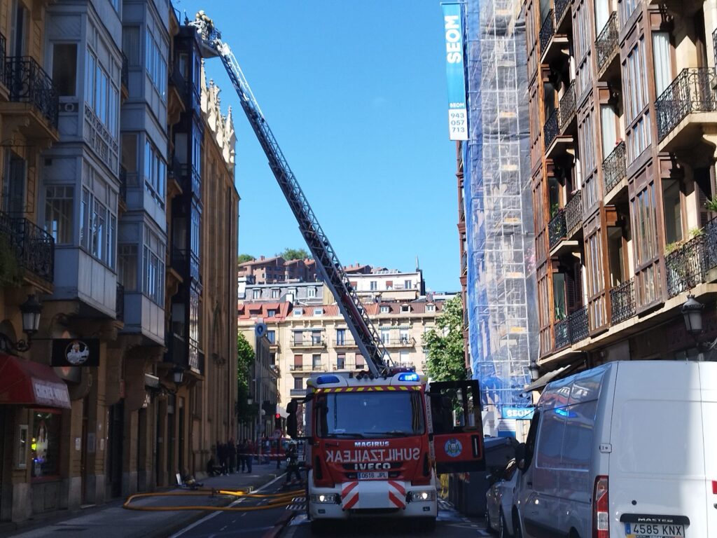WhatsApp Image 2024 05 24 at 11.07.17 Un incendio obliga a desalojar un edificio en San Sebastián y a realojar a algunos vecinos