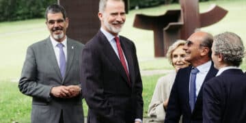 El Rey Felipe visita Chillida Leku con motivo de la exposición de Telefónica en el Centenario de Chillida. Fotos: Santiago Farizano