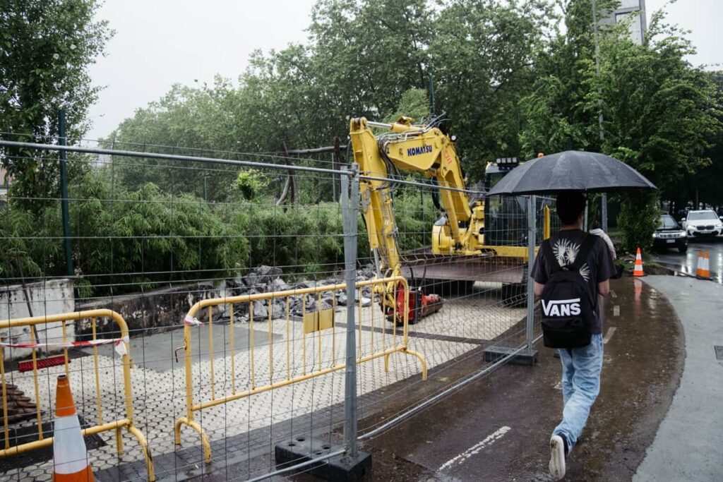 XE4S6334 Recogida de firmas en Amara Berri Morlans por las obras del topo en el patio escolar