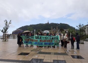Concentración frente al Gobierno vasco de la plantilla del colegio Karmelo. Foto: ELA sindikatua