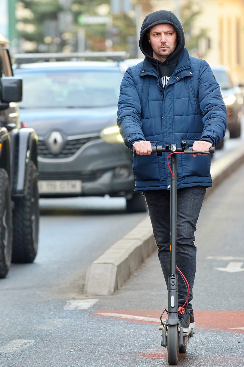 man 8554520 1280 Se prohíben los patinetes eléctricos en los autobuses de Gipuzkoa a partir del lunes