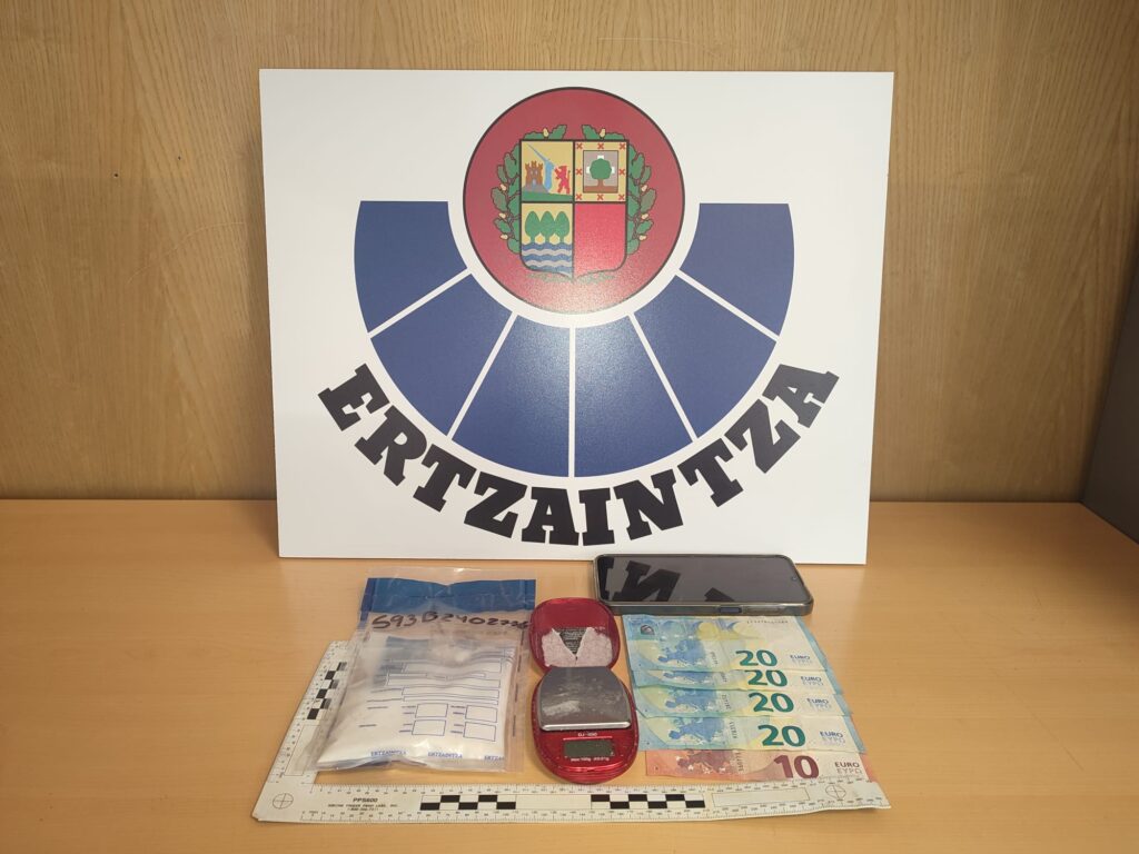 Detenido en Irun al intentar pasar la frontera con 100 gramos de anfetamina 2 FOTO INCAUTACION 1 Detenido en Irun al intentar pasar la frontera con 100 gramos de anfetamina