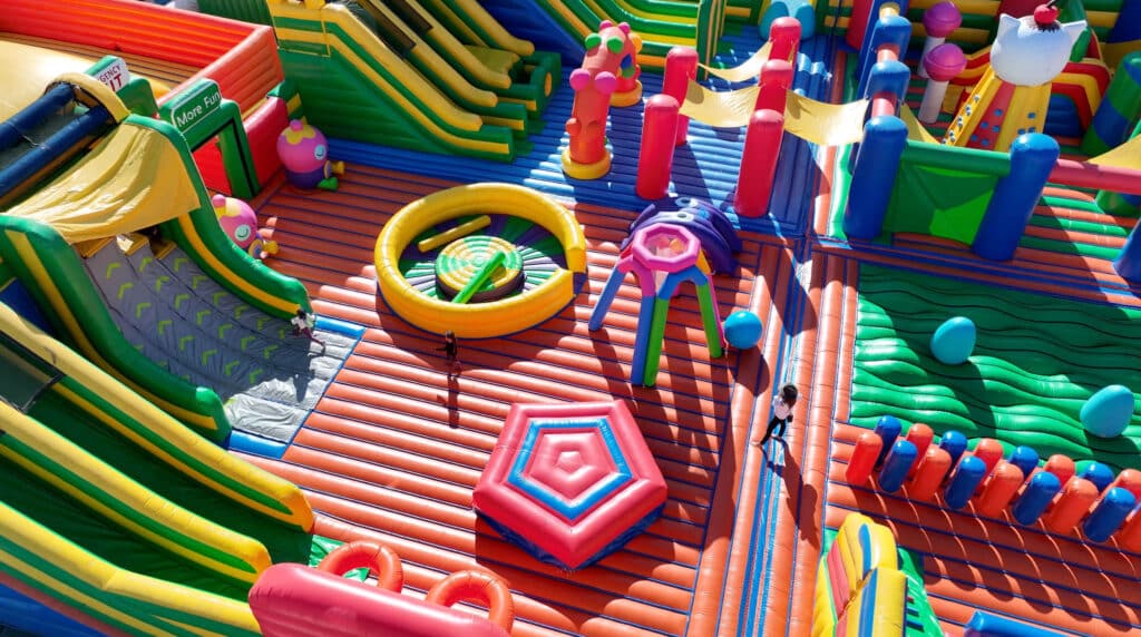 FUNBOX 1 El parque de atracciones hinchable más grande del mundo, en Garbera a partir del lunes