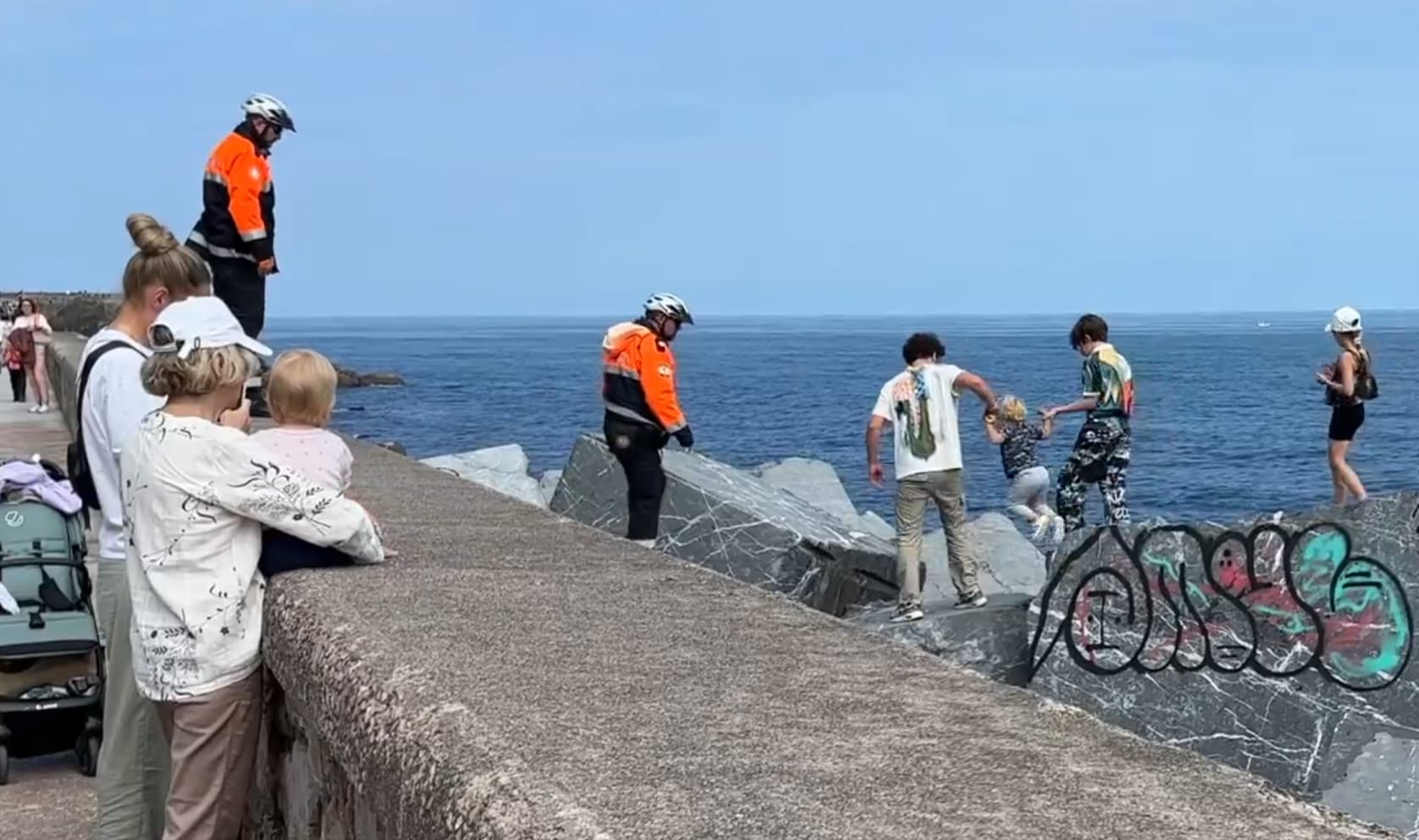 Paseo nuevo 1 Dos agentes de Movilidad impiden una arriesgada foto familiar en el Paseo Nuevo