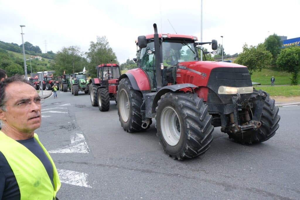 Agricultores llevarán este jueves sus protestas a la frontera de Irun con una tractorada 2 WhatsApp Image 2024 06 03 at 10.13.14 1 Agricultores llevarán este jueves sus protestas a la frontera de Irun con una tractorada