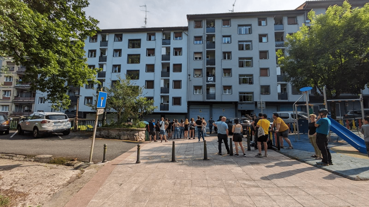 Dos 'desokupas' salen de Soraluze increpados por los vecinos y escoltados por la Ertzaintza 1 image 1 Dos 'desokupas' salen de Soraluze increpados por los vecinos y escoltados por la Ertzaintza