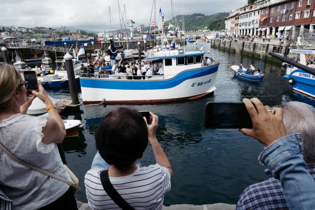 XE4S2722 (Fotos) Las Cofradías de Gipuzkoa homenajean a 322 'arrantzales' jubilados en el Día del Carmen