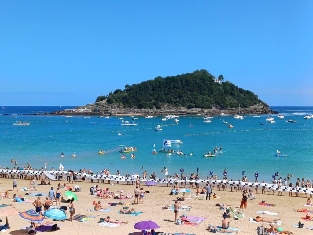 20240804 sare donostia hondartzak Etxerat y Sare exigen "la derogación de la legislación" penitenciaria de "excepción"