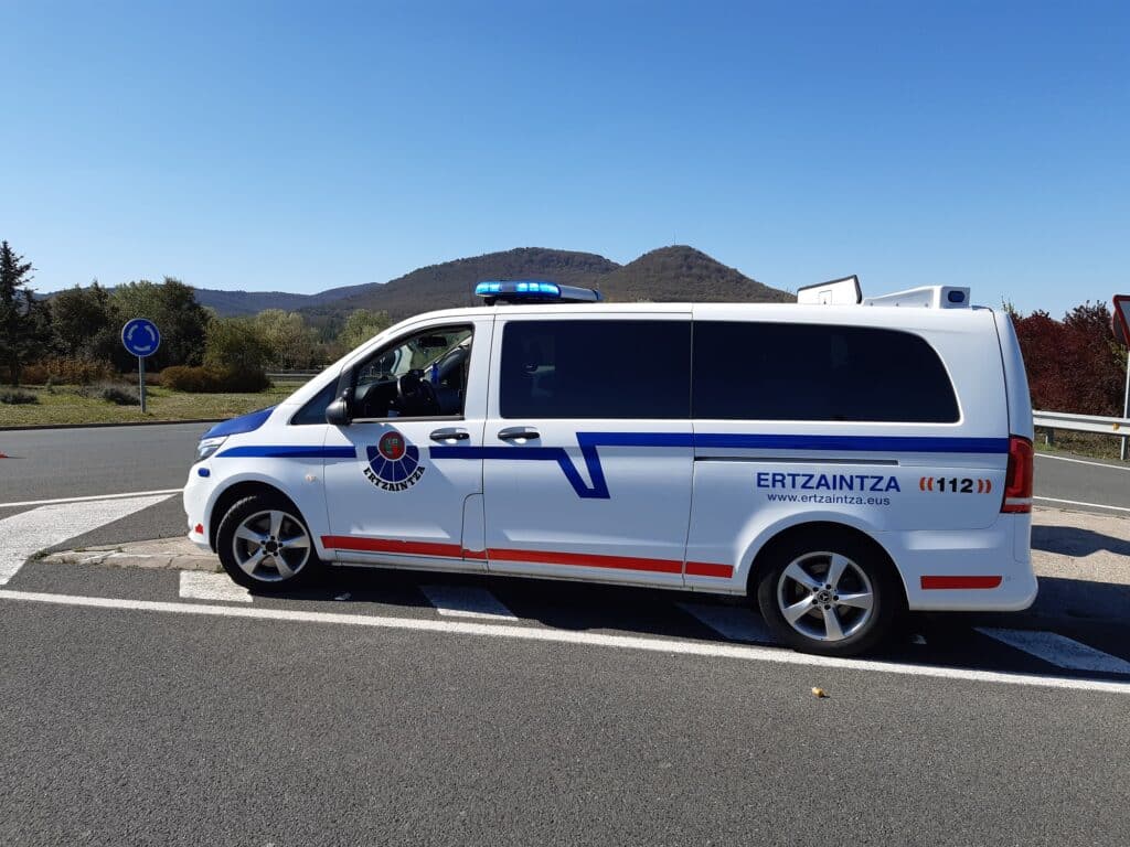 24 0449 Detenido un motorista por circular en sentido contrario y chocar con otra moto en Tolosa
