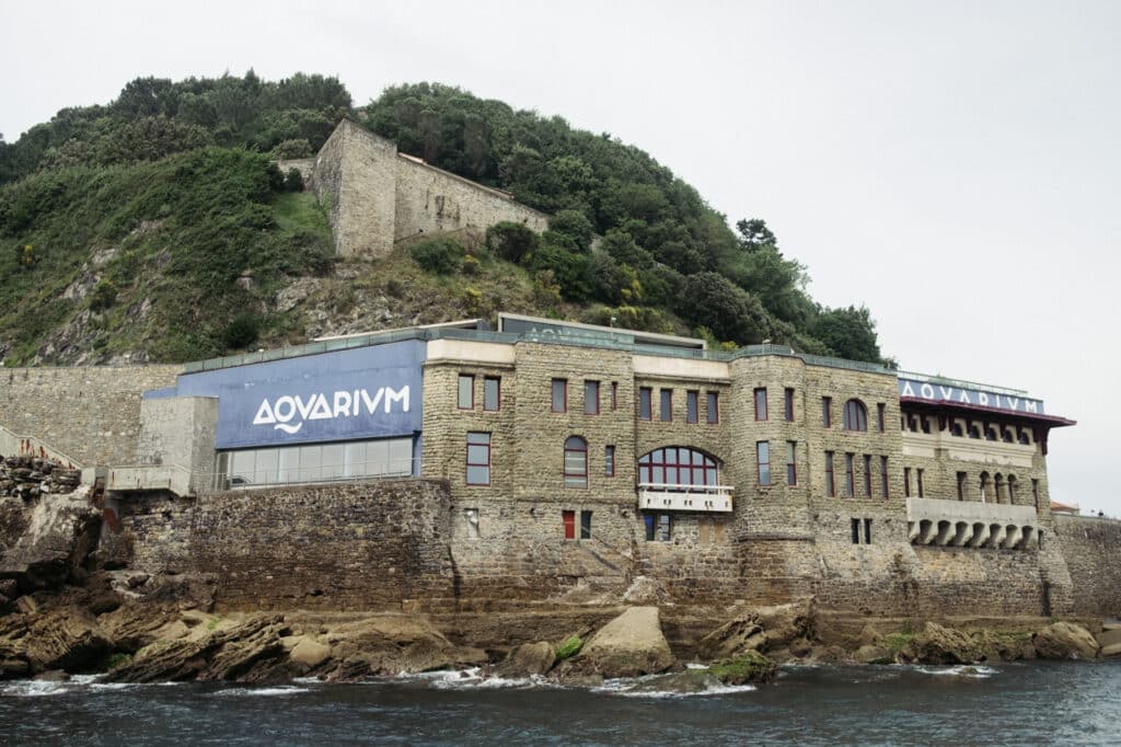 DSCF0680 Una mujer, grave tras caer a las rocas en la zona del Aquarium