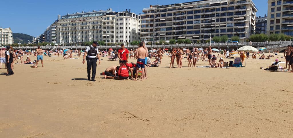 La Concha Rescatado con vida un joven en aguas de La Concha