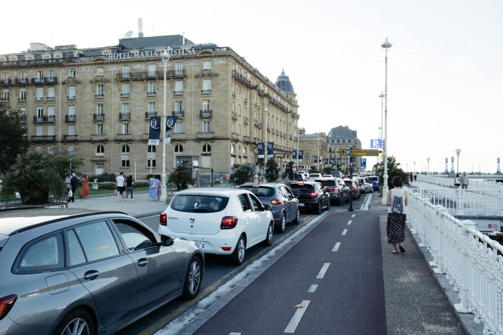 XE4S1832 Una ciclista herida en una colisión con un turismo junto a la entrada del parking de Okendo