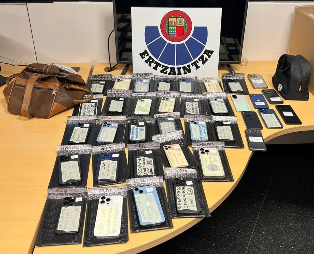moviles Tres arrestados en relación con un entramado de robo de móviles de alta gama en Donostia