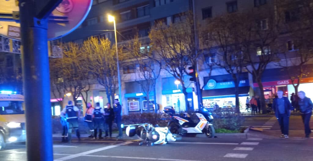 AvdaMadridpalo Dos agentes de Movilidad atendidos en una ambulancia tras un accidente leve en la Avenida Madrid