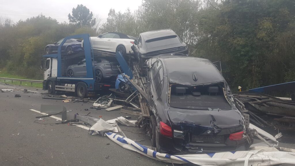 Trescamiones2 Cortada la AP-8 en Irun en ambos sentidos por un accidente entre dos camiones