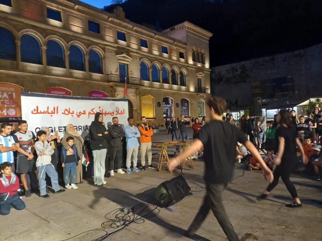 WhatsApp Image 2024 11 06 at 18.23.44 Música en Donostia para recibir a dos familias palestinas y al grupo Sol Band, que inicia una gira por la paz