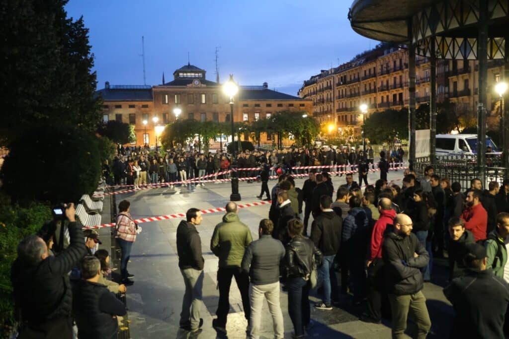 La Ertzaintza impide el contacto en la plaza Easo entre la concentración antirracista y la de 'Lo que no te cuentan de Donosti' 2 WhatsApp Image 2024 11 16 at 18.29.35 3 La Ertzaintza impide el contacto en la plaza Easo entre la concentración antirracista y la de 'Lo que no te cuentan de Donosti'