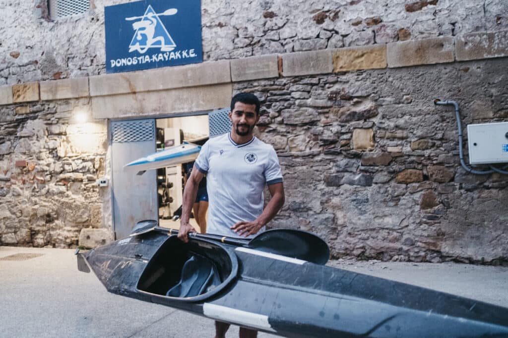 XE4S0856 La comunidad de Donostia Kayak se vuelca con Walid: "Quiero conseguir los papeles y un trabajo. ¿Por qué no?"