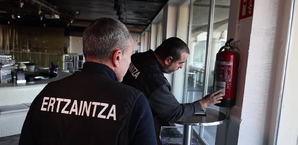 Inspecciones Noche Vieja (Vídeo) La Ertzaintza inspecciona las discotecas para garantizar la seguridad en Nochevieja