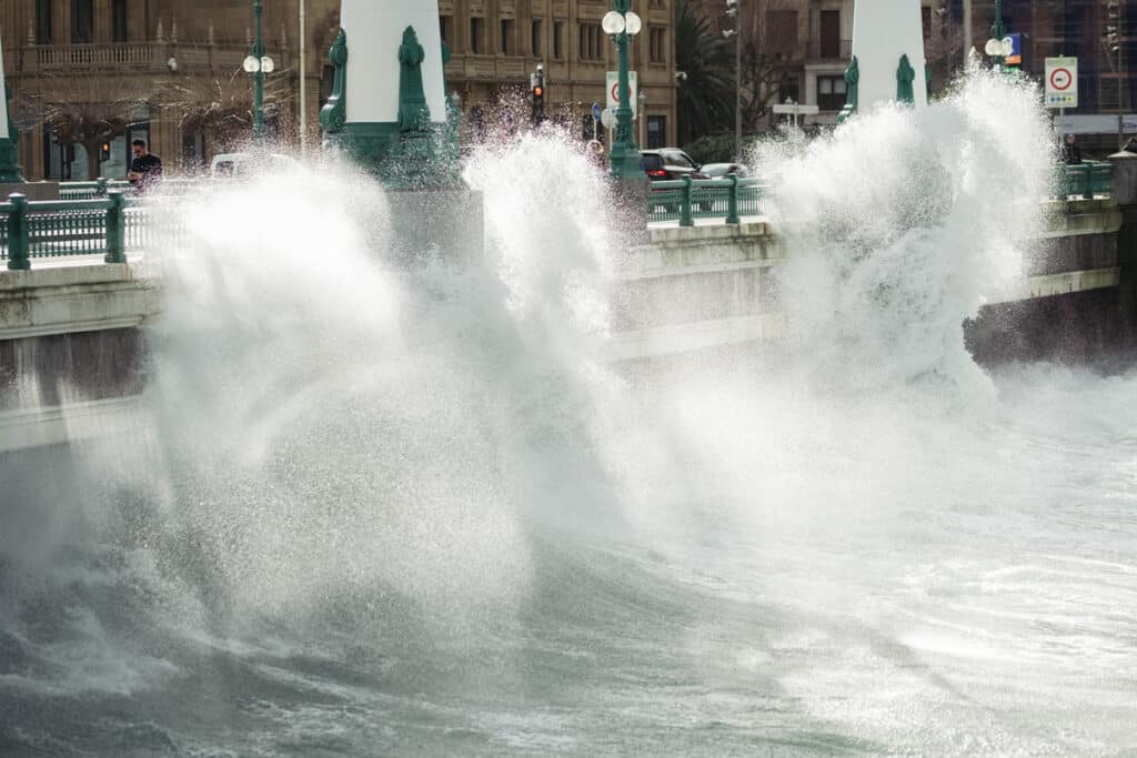 XE3S9087 'Cierre' de la costa de Donostia por el oleaje previsto este sábado