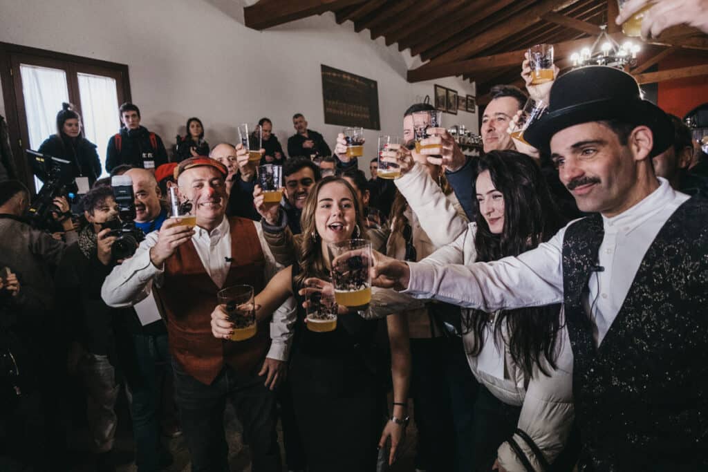 XE4S6171 (Fotos) Gure Zirkua abre una temporada de sidra al txotx marcada por el descenso de la producción