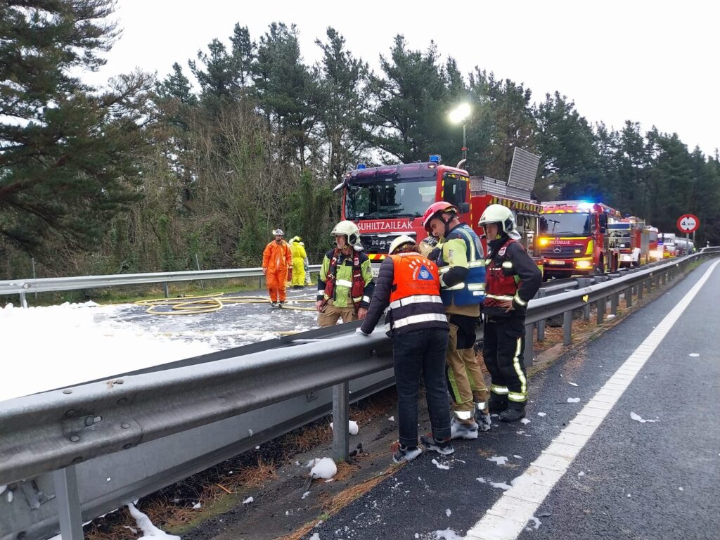 camion Reabiertos un carril en cada sentido de la AP-8 tras el accidente de un camión en Deba