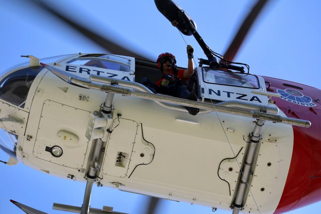 helicoptero Rescate en helicóptero de un ciclista en Peñas de Aia
