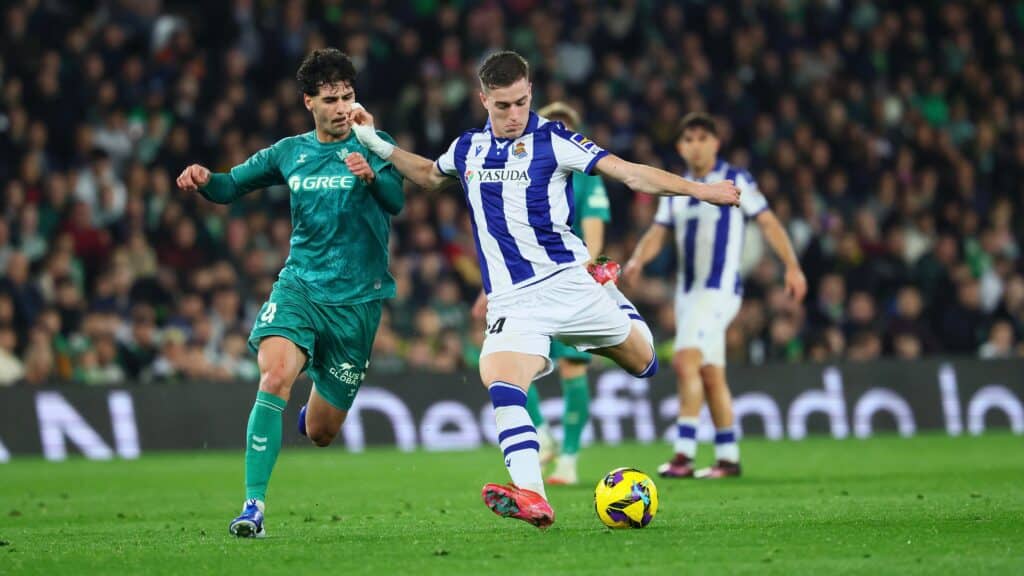 La Real acaba con nueve y sucumbe ante el Betis (3-0) 2 BetisReal La Real acaba con nueve y sucumbe ante el Betis (3-0)