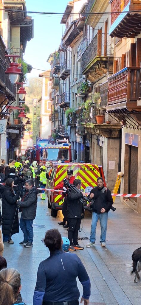 WhatsApp Image 2025 02 02 at 11.53.22 Un incendio obliga a desalojar ocho portales del casco viejo de Hernani