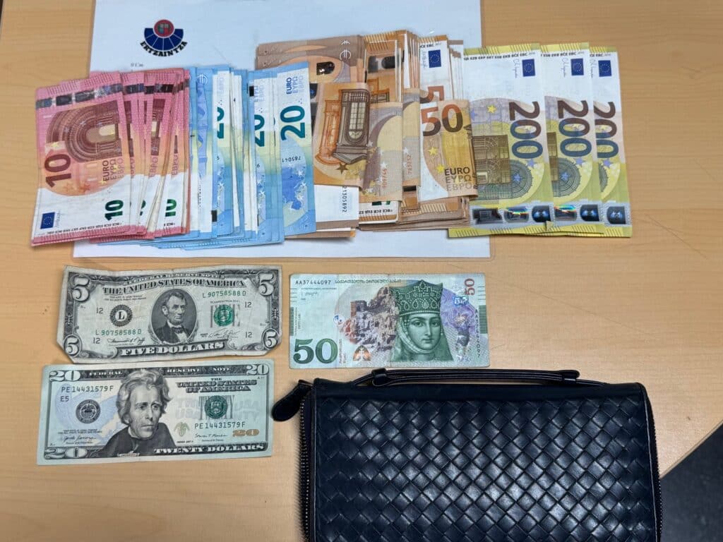 dinerito Dos arrestados en el Antiguo cuando forzaban la cerradura de una vivienda