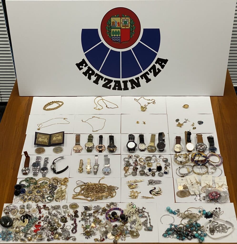 robos Dos sospechosos arrestados en el Antiguo con joyas, relojes, monedas, cuberterías...