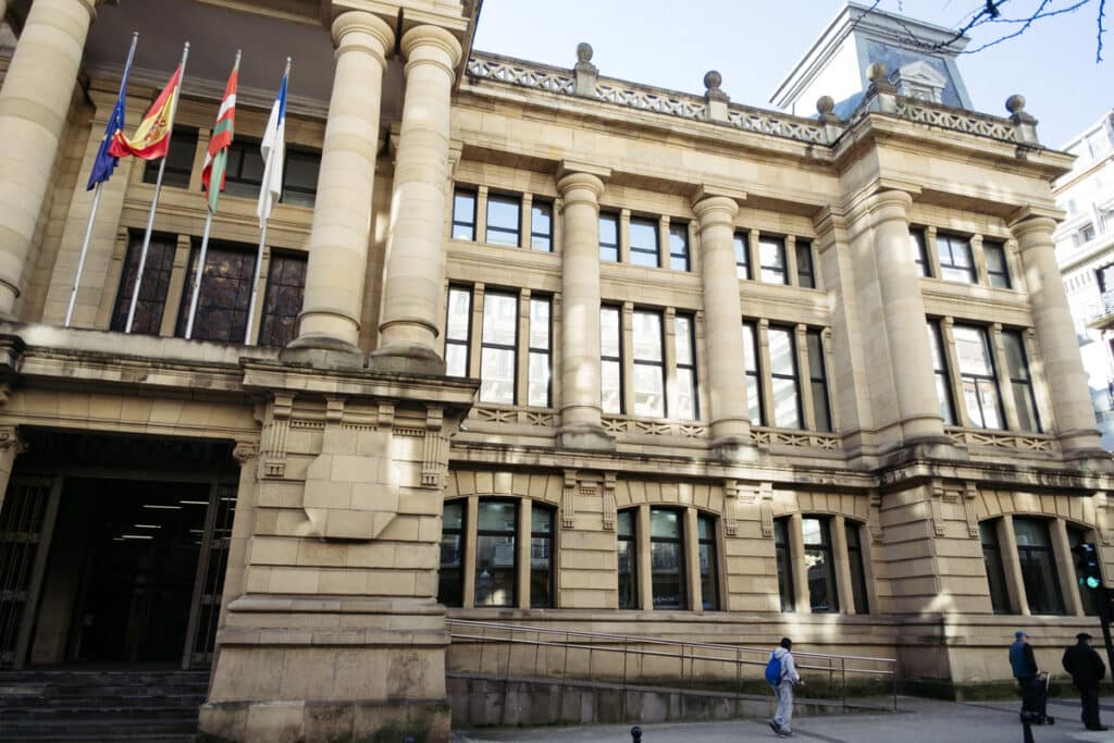 Audiencia Provincial 03 Cuatro años de cárcel para el acusado de agredir sexualmente a la sobrina de su pareja en Donostia