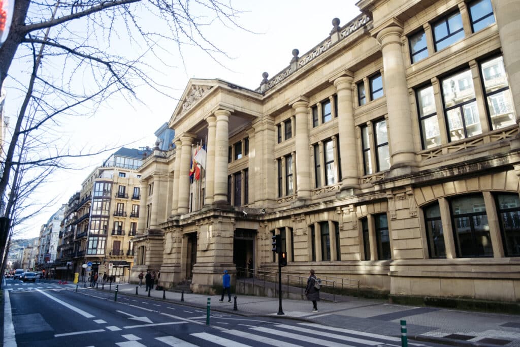 Audiencia Provincial 04 Condenados dos hombres por amenazar con un cuchillo en el cuello a otro en Tolosa