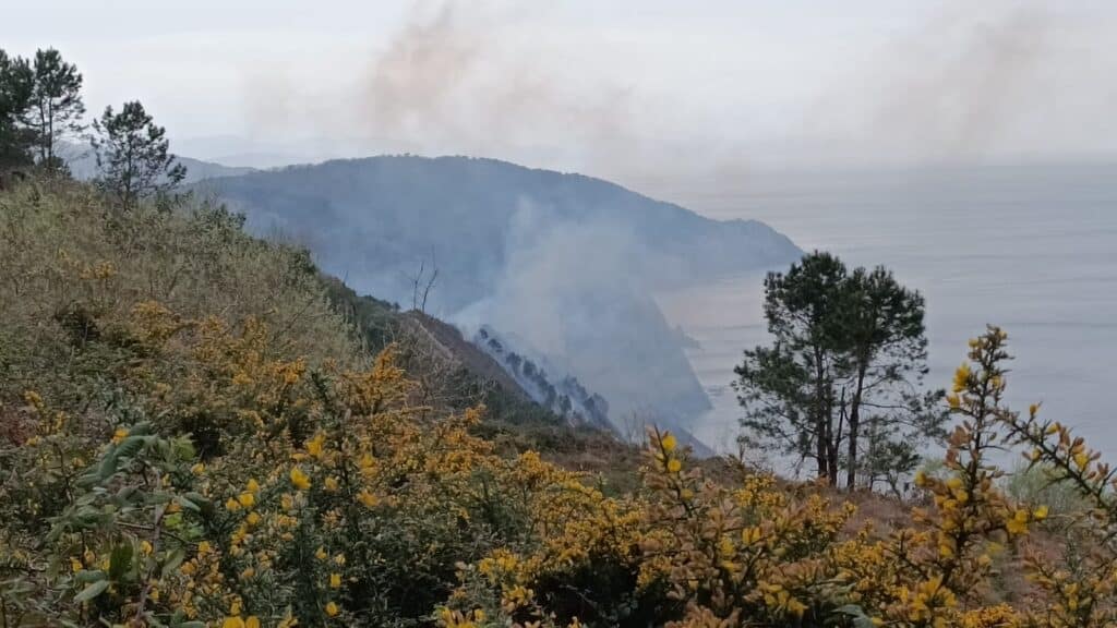 JaizkibelAlberro El incendio de Jaizkibel arrasa 30 hectáreas de monte