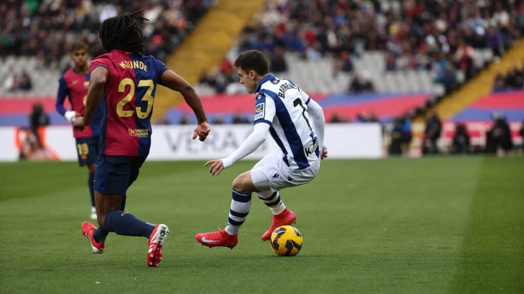El Barça golea a la Real (4-0), mermada por la expulsión de Aritz Elustondo en el minuto 17 2 Real Sociedad Barcelona El Barça golea a la Real (4-0), mermada por la expulsión de Aritz Elustondo en el minuto 17