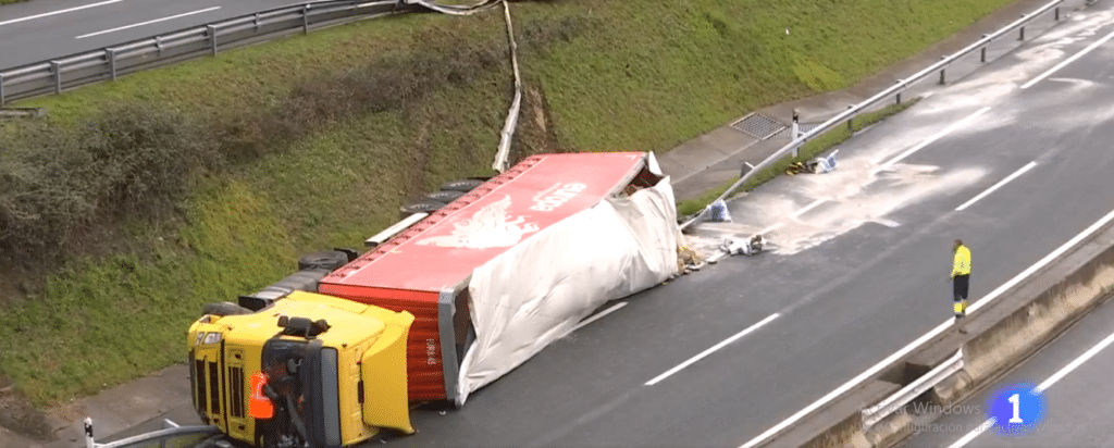 camion1 Un camión cargado con aceite se precipita de la AP-8 a la GI-20 a la altura de Errenteria