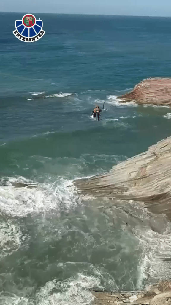 foto (Vídeo) Rescatados 13 excursionistas sorprendidos por la marea en el flysch de Zumaia
