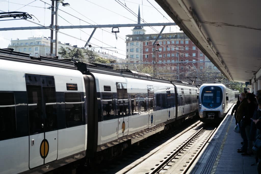 DSCF5839 Vigilantes de seguridad salvan la vida de un usuario que cayó a las vías en la estación de Amara