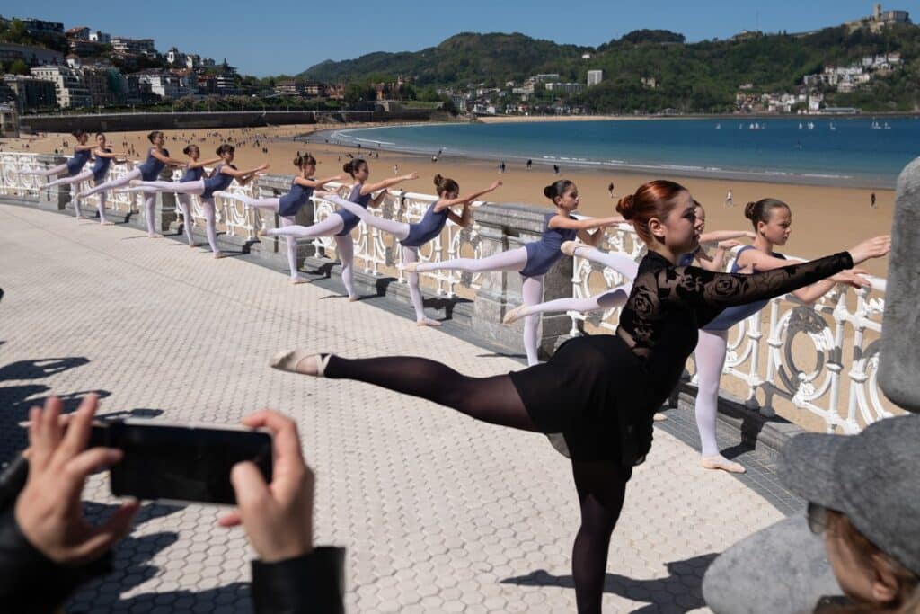 La barandilla de La Concha volverá a llenarse de danza con casi 1.500 participantes 2 bailan La barandilla de La Concha volverá a llenarse de danza con casi 1.500 participantes