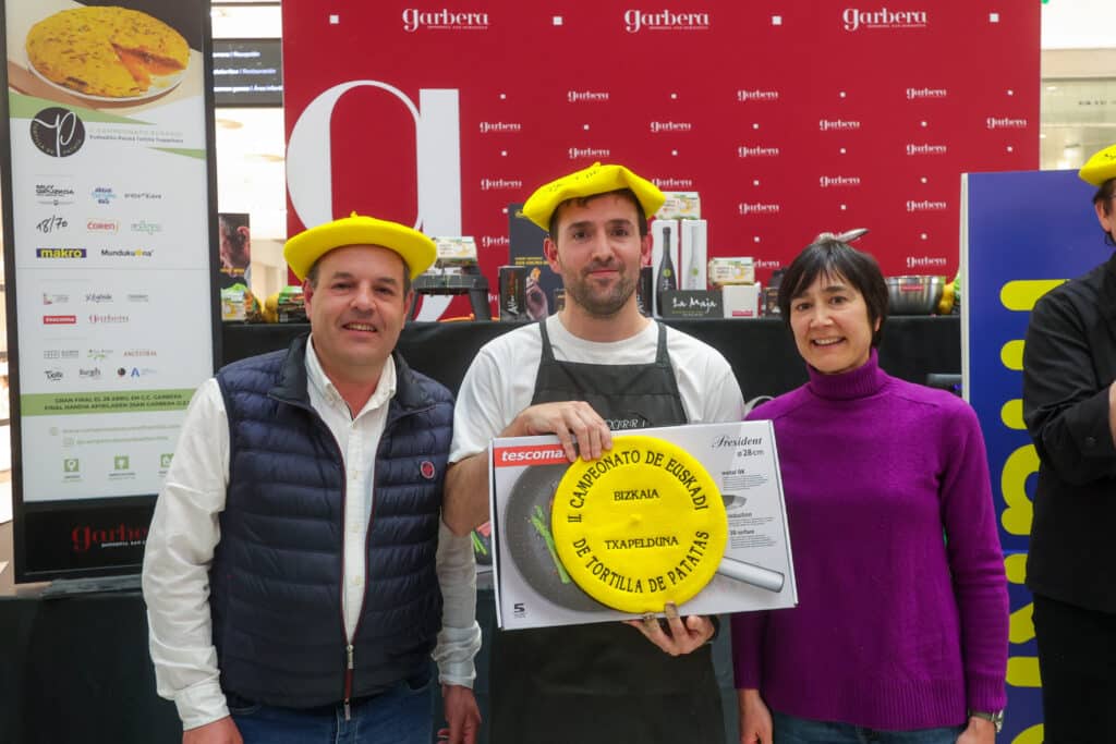 El bar Txintxirri de Bilbao, campeón absoluto del Campeonato de Tortilla de Patatas de Garbera 7 el ganador absoluto del concurso Andoni Ibarguren El bar Txintxirri de Bilbao, campeón absoluto del Campeonato de Tortilla de Patatas de Garbera