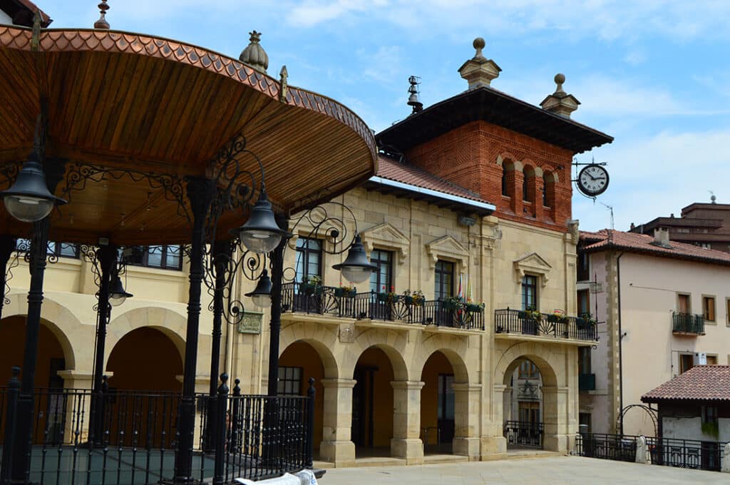Beasaingo El Ayuntamiento de Beasain condena la exclusión de agentes de policía del recinto festivo