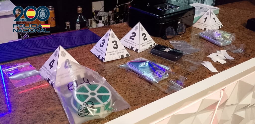 FOTO 2 Desmantelado un punto de venta de cocaína en un pub de Irun: tres detenidos, incluida la propietaria