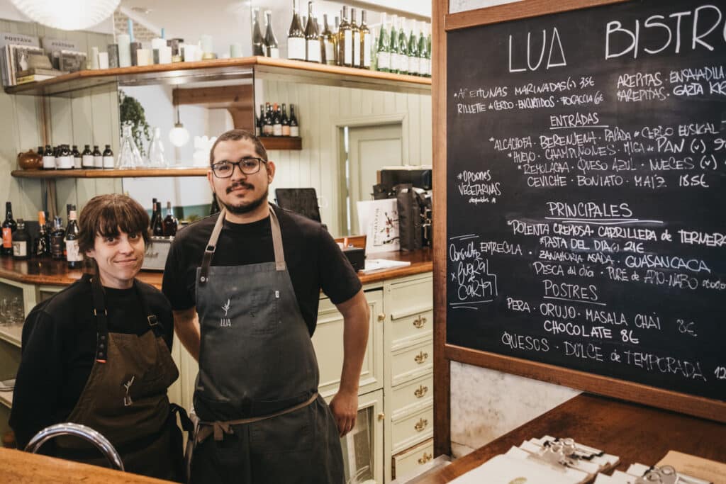 XE4S5039 Lua Bistro: gastronomía viajera con punto de encuentro en Gros