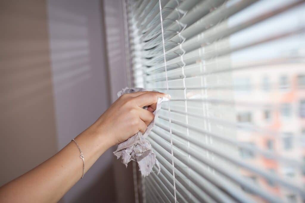 blinds 5928691 1280 El TSJPV ratifica la ilegalidad de exigir perfil de euskera a las limpiadora de albergues