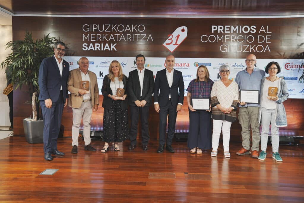 DSC3338 2 La Perfumería Urbieta de San Sebastián, distinguida Comercio de Gipuzkoa del año 2025