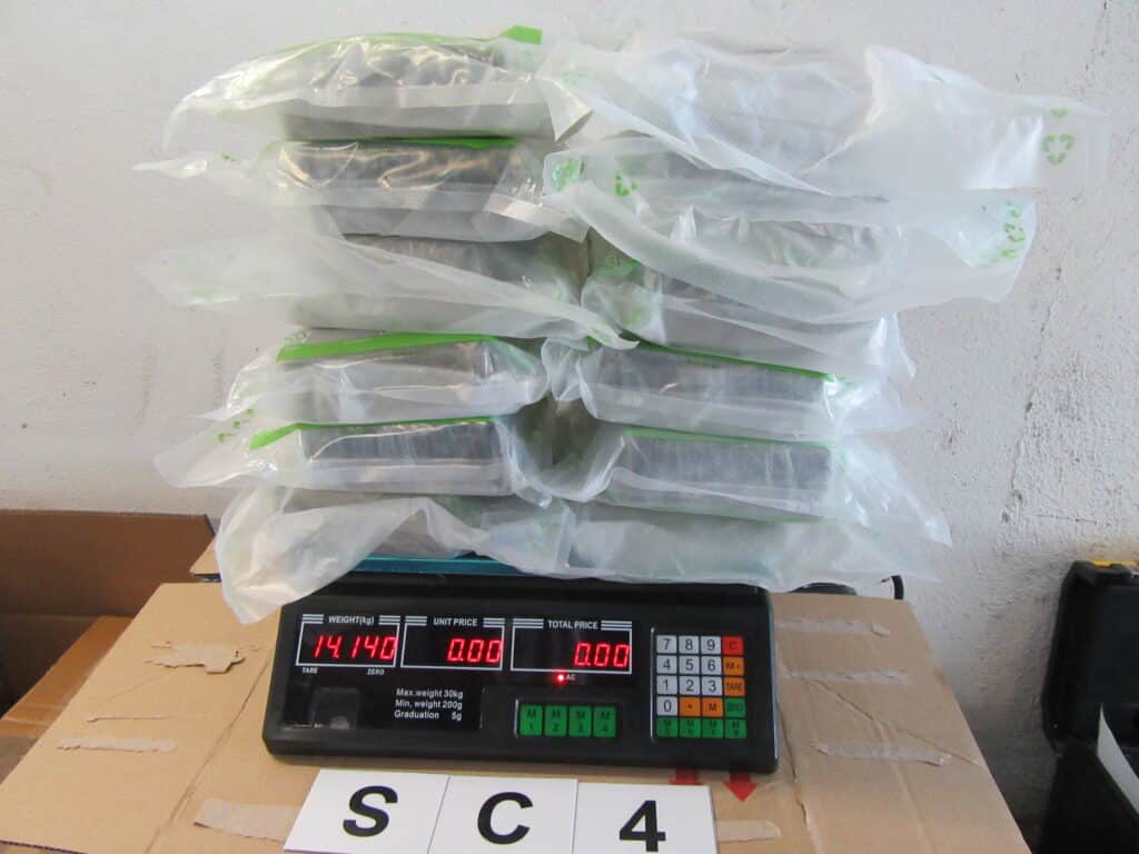 kilos Tres detenidos y 14 kilos de cocaína incautados en el operativo de Lezo que incluyó disparos al aire
