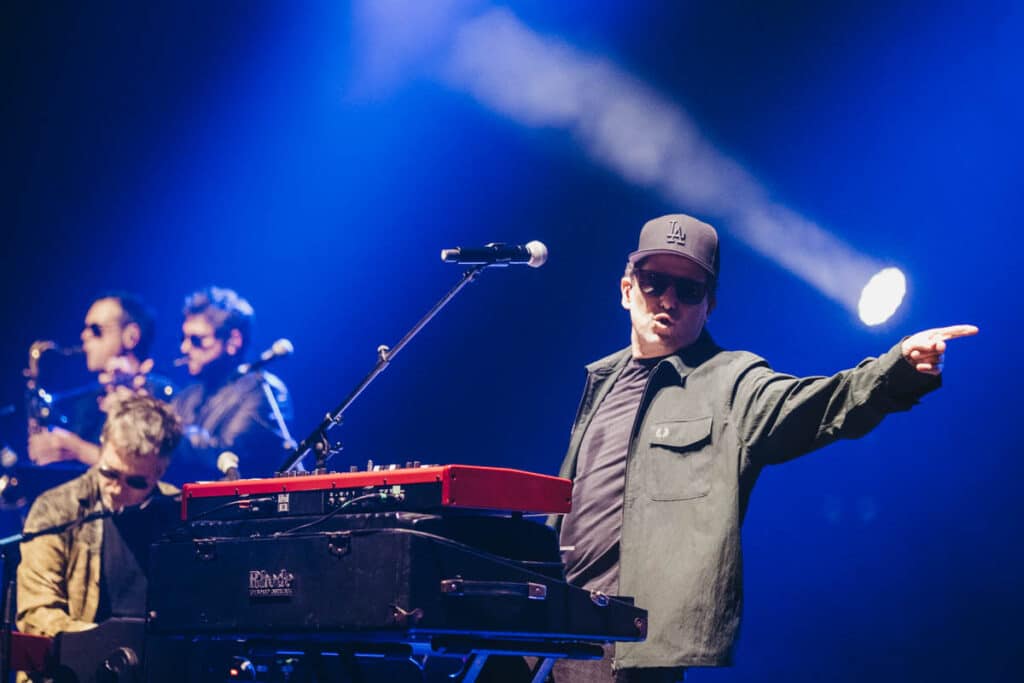 XE4S8454 Calamaro sacude el Kursaal entre canciones brillantes y discursos imposibles