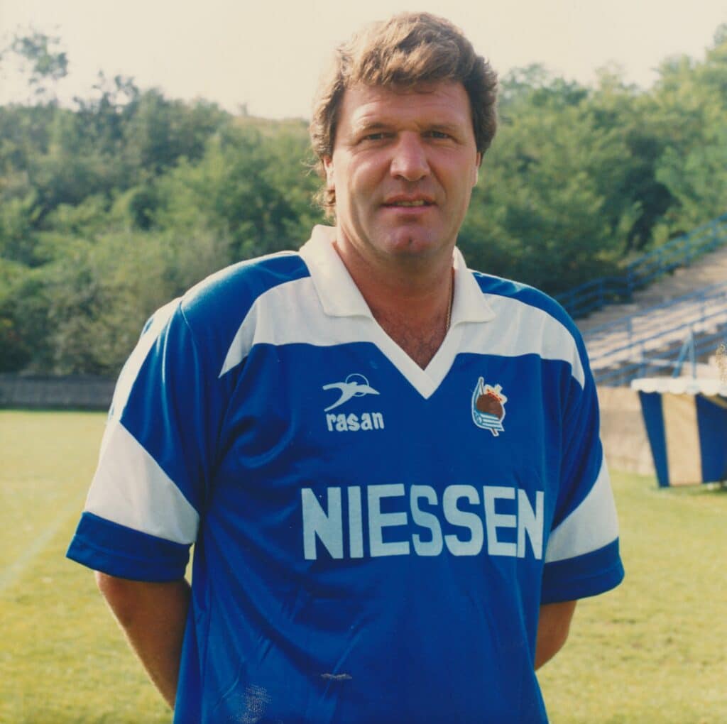 John Toshack recibirá la Insignia de Oro y Brillantes txuri urdin ante el Real Madrid 2 JBToshack John Toshack recibirá la Insignia de Oro y Brillantes txuri urdin ante el Real Madrid