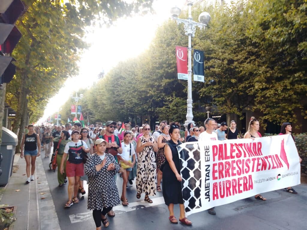 WhatsApp Image 2025 08 10 at 19.23.40 (Vídeo y fotos) Miles de personas claman en Donostia contra el genocidio palestino y contra Israel