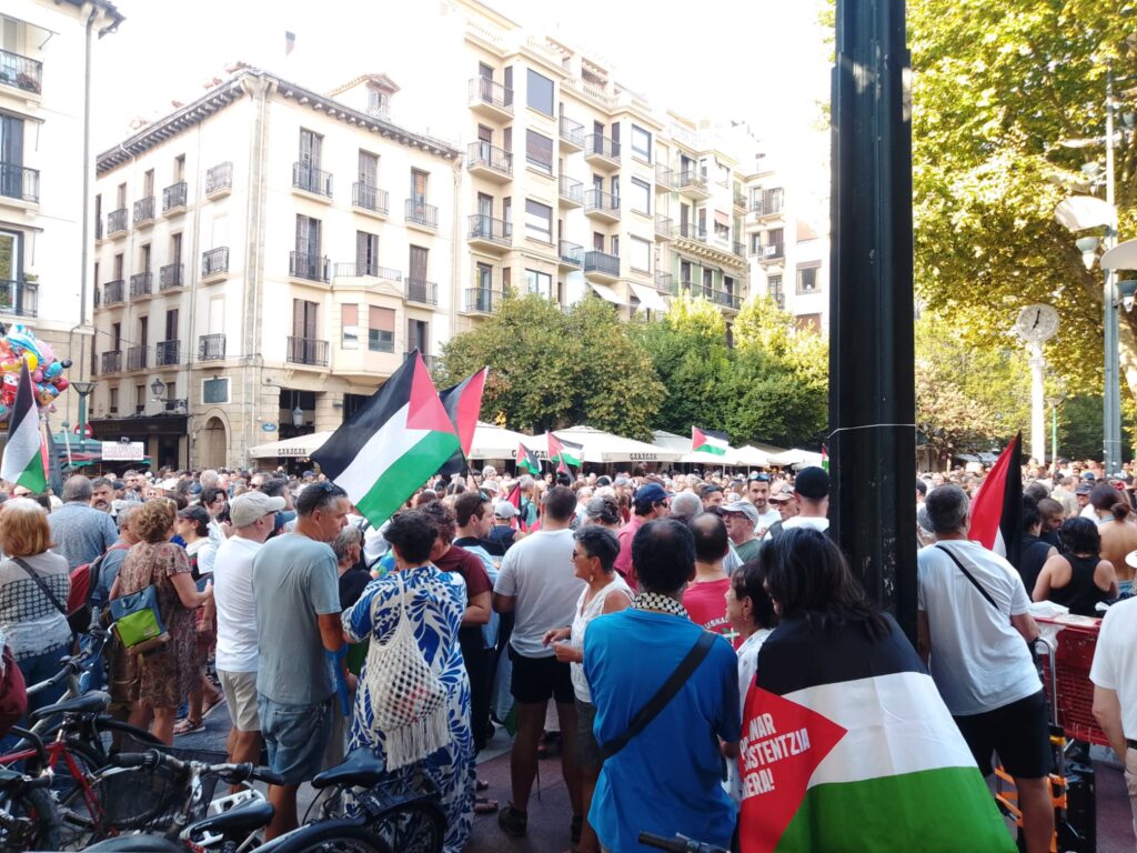 WhatsApp Image 2025 08 10 at 19.23.50 (Vídeo y fotos) Miles de personas claman en Donostia contra el genocidio palestino y contra Israel